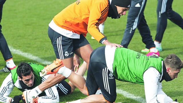 Los jugadores del Real Madrid, Álvaro Arbeloa, Raphaël Varane y Sergio Ramos, durante el entrenamiento celebrado ayer