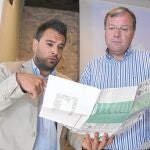 El consejero de Fomento, Antonio Silván, conversa con el alcalde de Covarrubias, Óscar Izcara, durante la presentación del festival