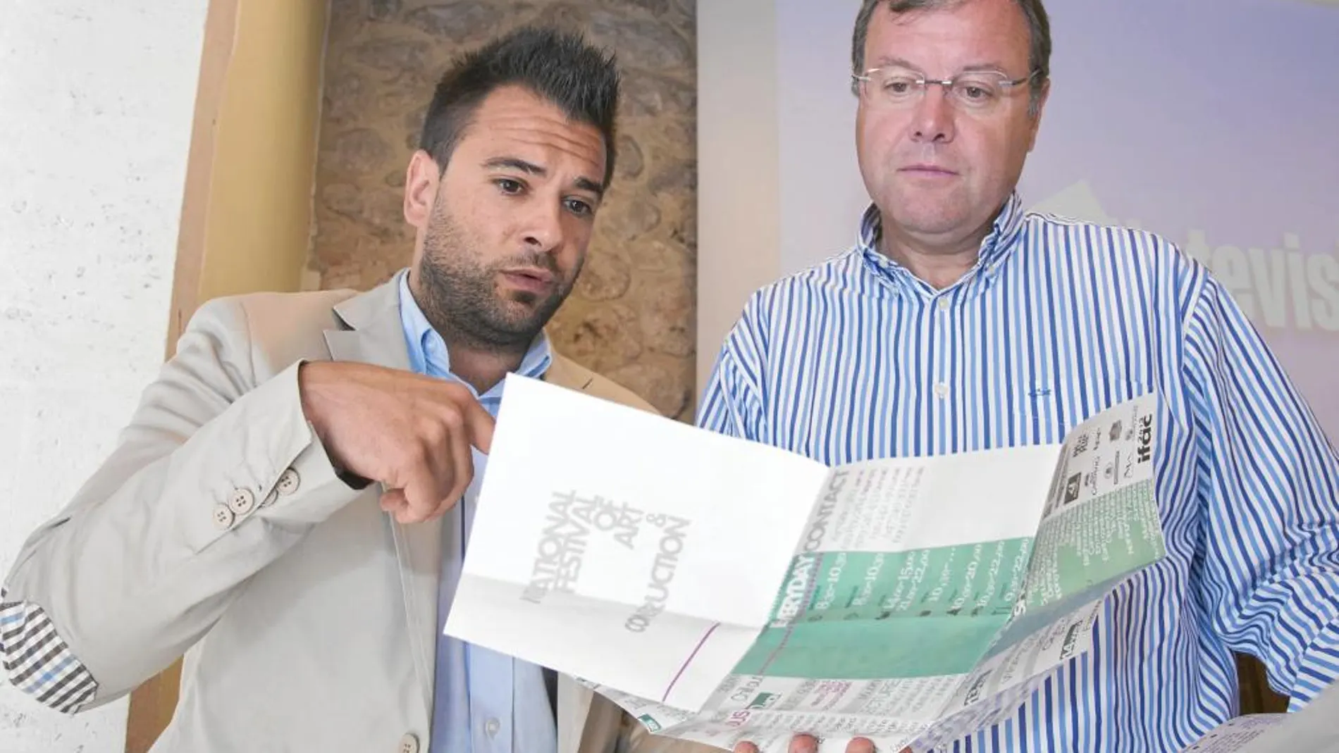 El consejero de Fomento, Antonio Silván, conversa con el alcalde de Covarrubias, Óscar Izcara, durante la presentación del festival