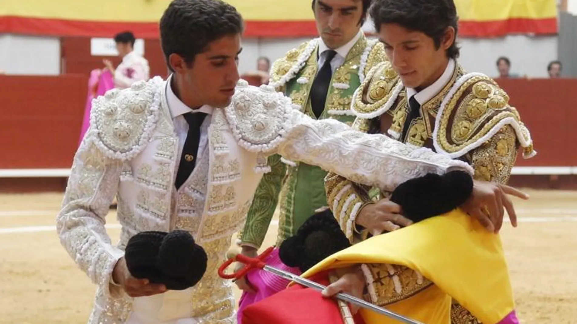 Rafael Cerro recibe de manos de Sebastián Castella los trastos tras consumarse su doctorado