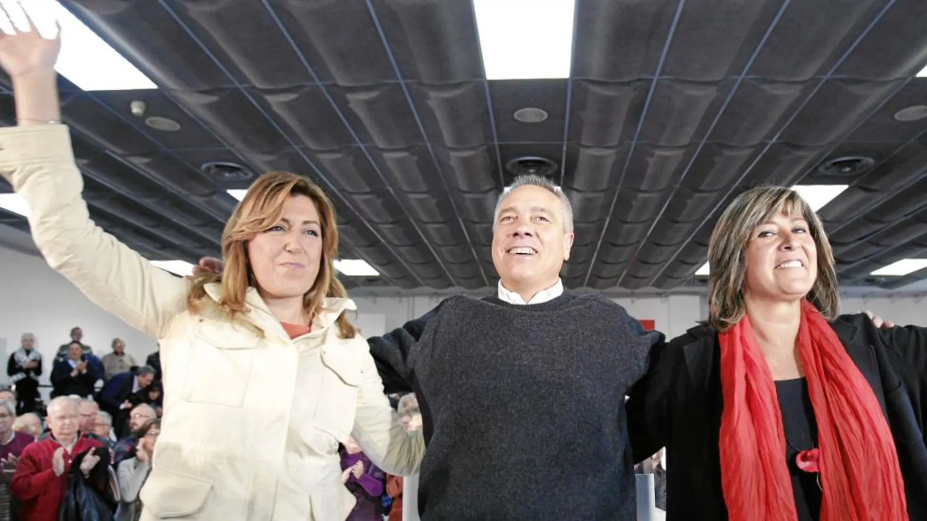 Susana Díaz, Pere Navarro y Nuria Martín, ayer en Hospitalet
