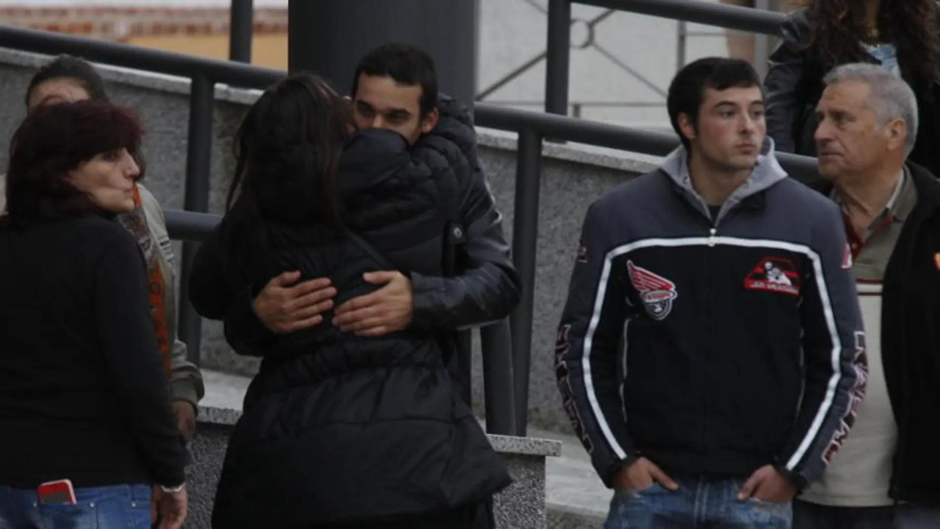 Familiares y amigos de las niñas en el tanatorio de Fuensalida