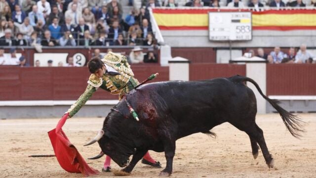 Derechazo del extremeño Miguel Ángel Perera durante su faena al tercero de la tarde, de Victoriano del Río