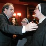 El presidente Juan Vicente Herrera conversa con unas monjas galardonadas con el Premio Diario de León