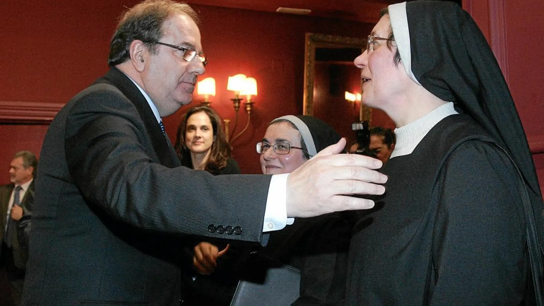 El presidente Juan Vicente Herrera conversa con unas monjas galardonadas con el Premio Diario de León