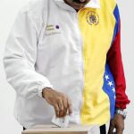Maduro, que declaró ayer el «Día del amor a Chávez», deposita su voto en Caracas