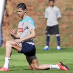 Cristiano Ronaldo realiza estiramientos
