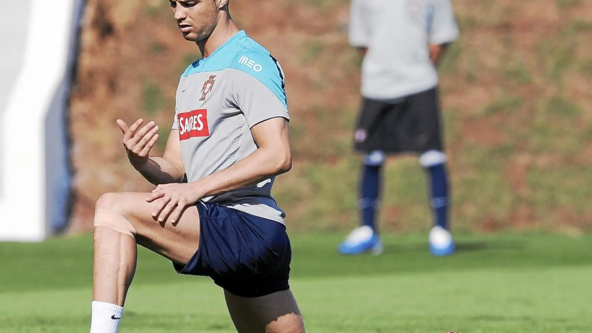 Cristiano Ronaldo realiza estiramientos