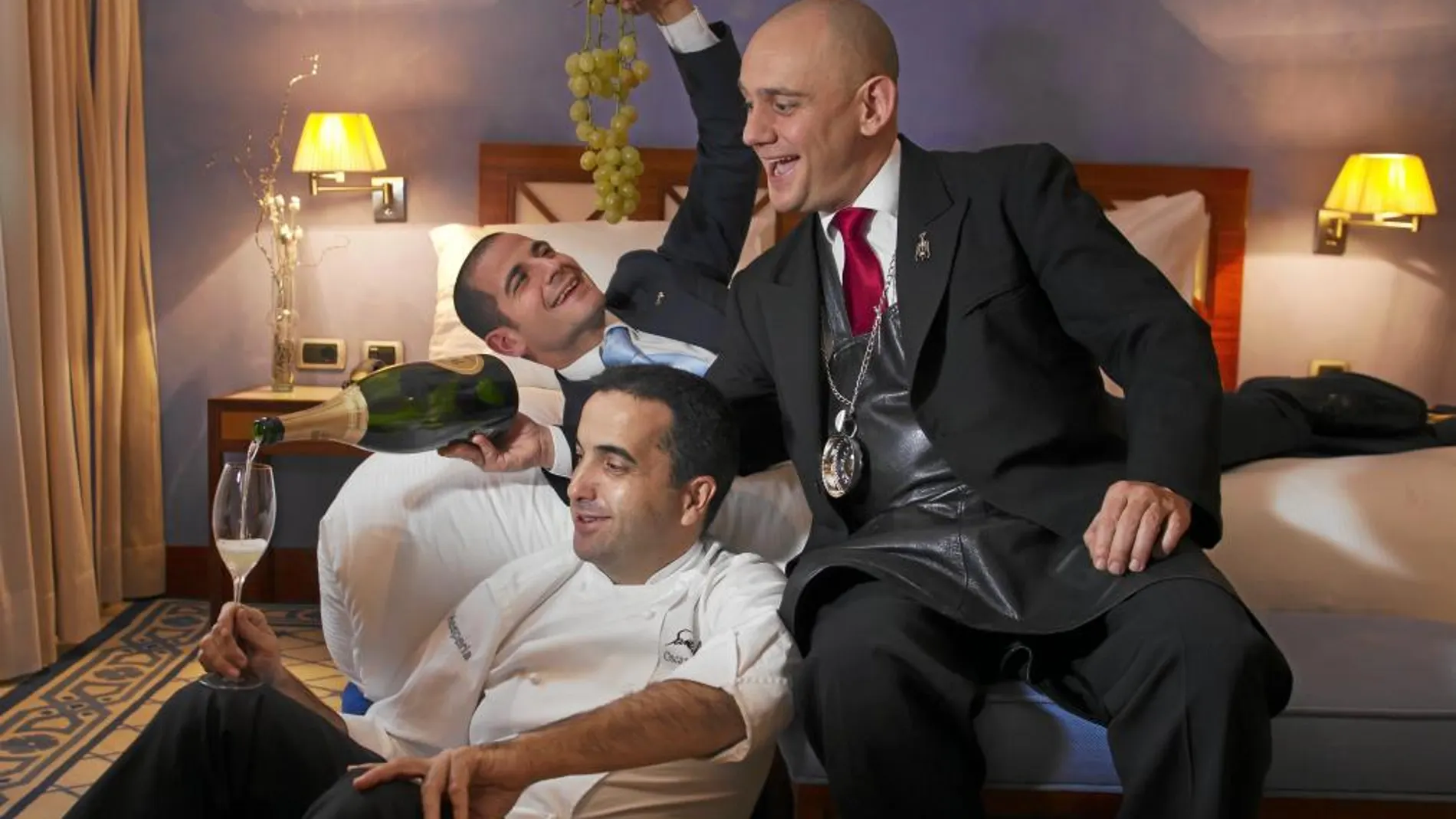 El chef del Santceloni Óscar Velasco (en el suelo), Abel Valverde (jefe de sala, tumbado) y David Robledo miller)