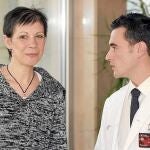 La paciente Leonor Garrido y el cirujano plástico Joaquim Muñoz, ayer
