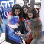 Unas jóvenes, en el Salón Internacional del Estudiante