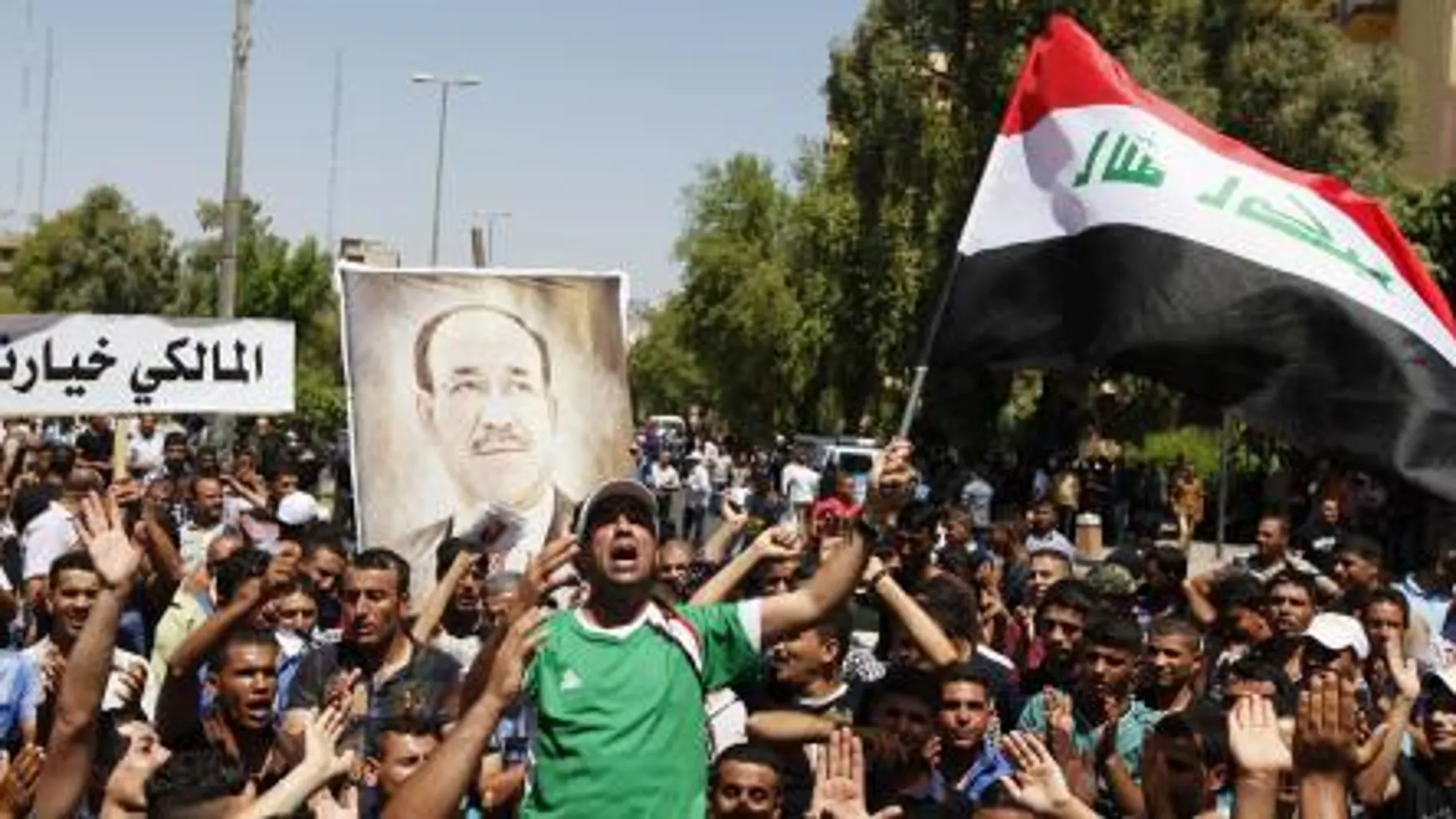Iraquíes sostienen un retrato gigante de Nuri al Maliki