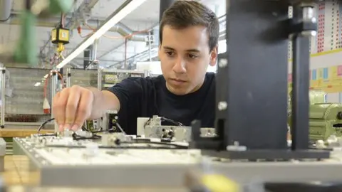 El aprendiz de mecánica español Fernando Cardona Gómez trabaja en uno de los productos de la fábrica de Bosch en Stuttgart.