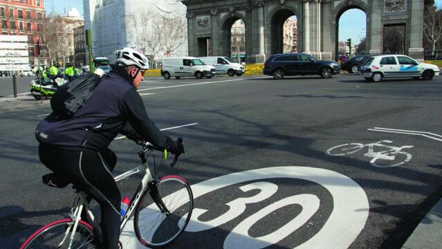 Las bicis ganan terreno a los coches en Madrid