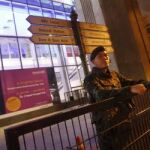 Un soldado tailandés hace guardia cerca del centro comercial