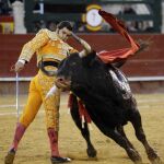 Morante remata con un pase de pecho una de las tandas de muletazos de su faena al sexto toro de la tarde de Domingo Hernández
