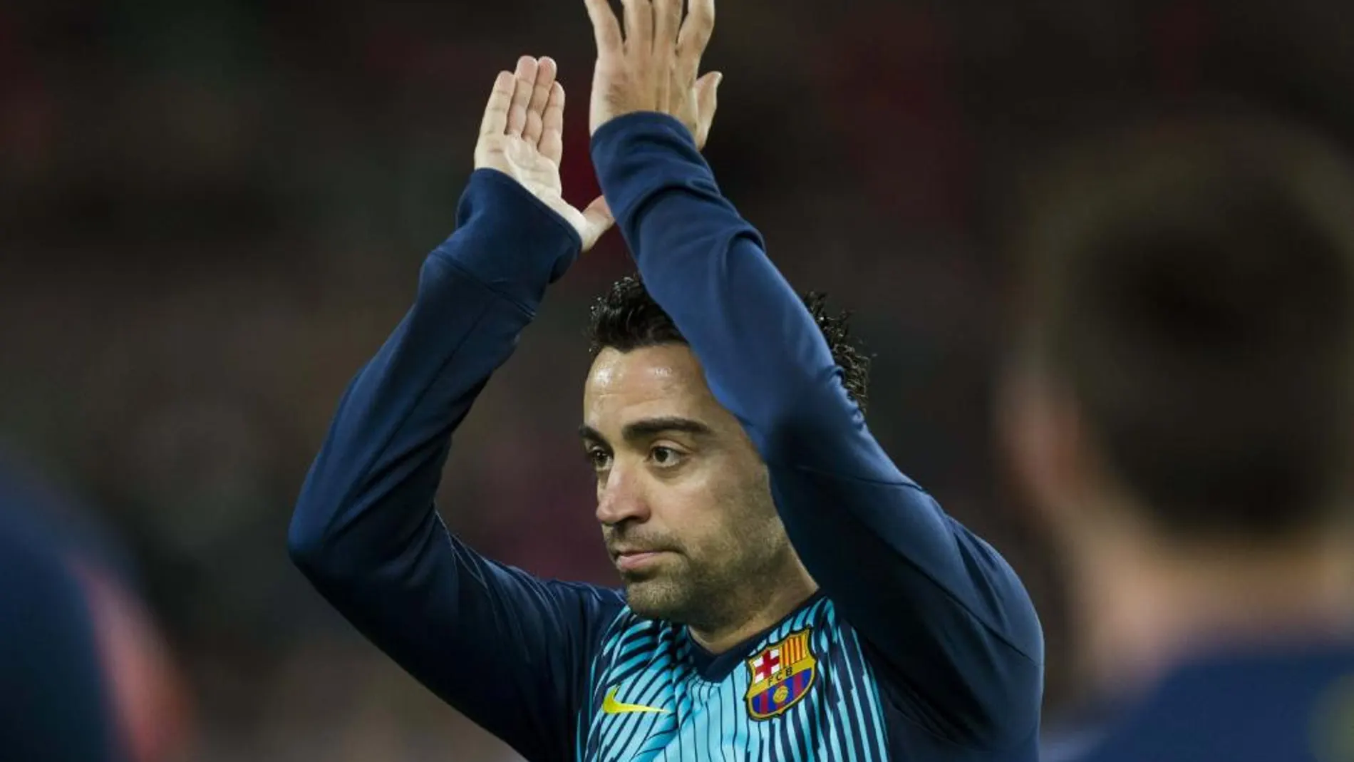 El centrocampista del FC Barcelona Xavi Hernández aplaude a la afición durante el homenaje que le rindieron por sus 700 partidos
