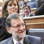 El presidente del Gobierno, Mariano Rajoy, con la vicepresidenta, Soraya Sáenz de Santamaría