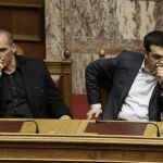 El primer ministro griego Alexis Tsipras (dcha) y el ministro de Finanzas Yanis Varufakis.