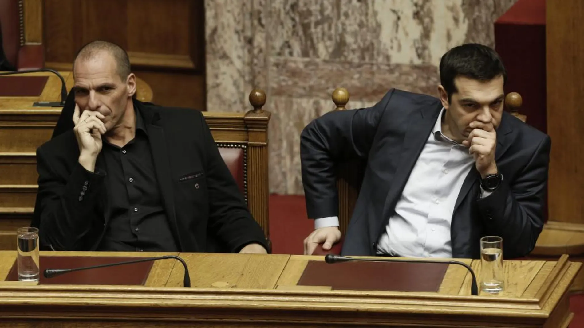 El primer ministro griego Alexis Tsipras (dcha) y el ministro de Finanzas Yanis Varufakis.