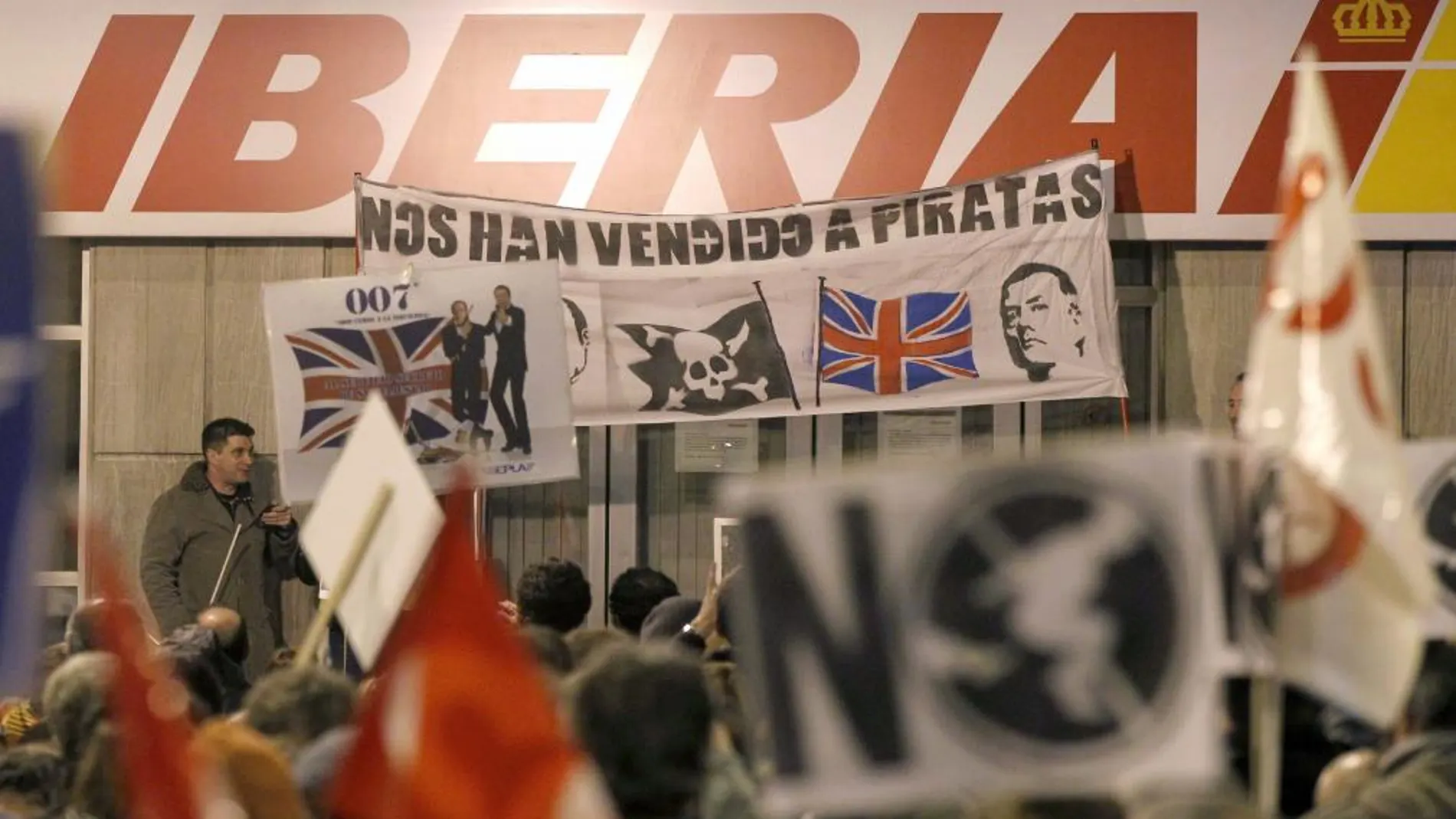 Algunas de las pancartas desplegadas en la manifestación convocada esta tarde en Madrid por los sindicatos de Iberia en defensa de los puestos de trabajo y por el futuro de la aerolínea, cuyo plan de reestructuración afectaría a 4.500 empleos en la empresa. EFE/Chema Moya