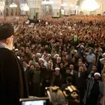 El líder supremo de Irán, Alí Jamenei, saluda a la multitud en una ceremonia en la ciudad de Marshad