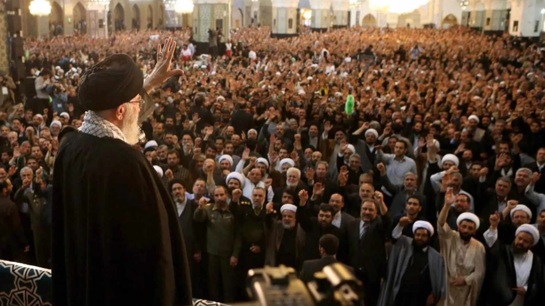El líder supremo de Irán, Alí Jamenei, saluda a la multitud en una ceremonia en la ciudad de Marshad