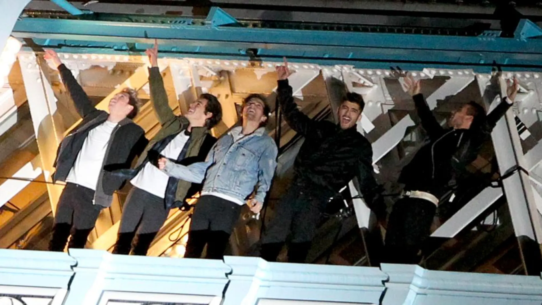 One Direction ( Harry Styles, Zayn Malik, Louis Tomlinson, Niall Horan, Liam Payne) durante la grabación del videoclip.