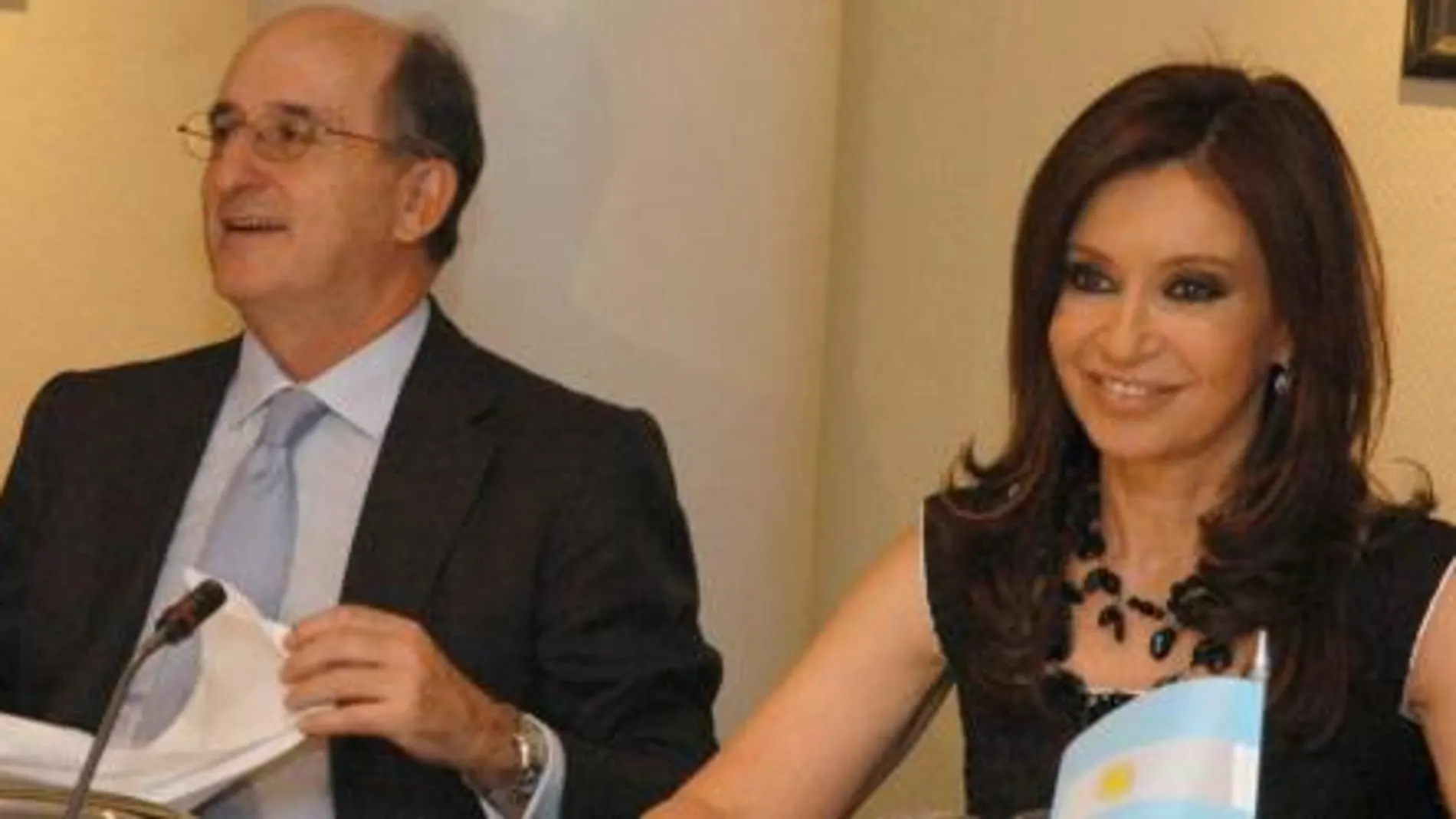 La presidenta argentina, Cristina Fernandez de Kirchner, junto al titular de Repsol-YPF.