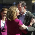 Mariano Rajoy saluda a Arantza Quiroga en presencia de María Dolores de Cospedal a su llegada a la capital donostiarra.