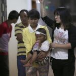 Un niño herido tras el terremoto es atendido en el hospital