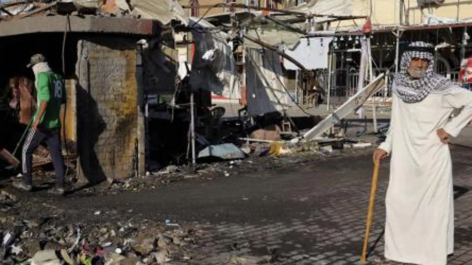 Varios civiles en el lugar en que explotó un coche bomba en Bagdad