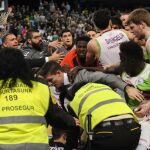 Jugadores del Bilbao Basket y del Laboral Kutxa Baskonia, se han enzarzado en una pelea al final del encuentro