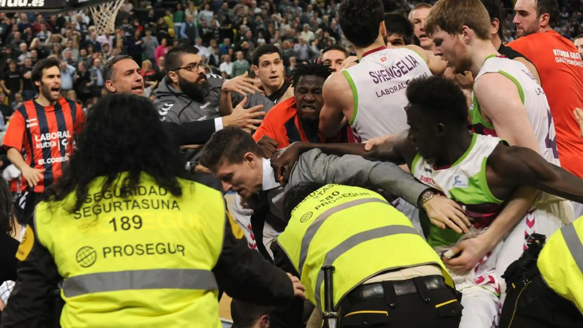 Jugadores del Bilbao Basket y del Laboral Kutxa Baskonia, se han enzarzado en una pelea al final del encuentro