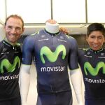 Alejandro Valverde y Nairo Quintana posan junto a un maniquí con el maillot del equipo Movistar para 2014
