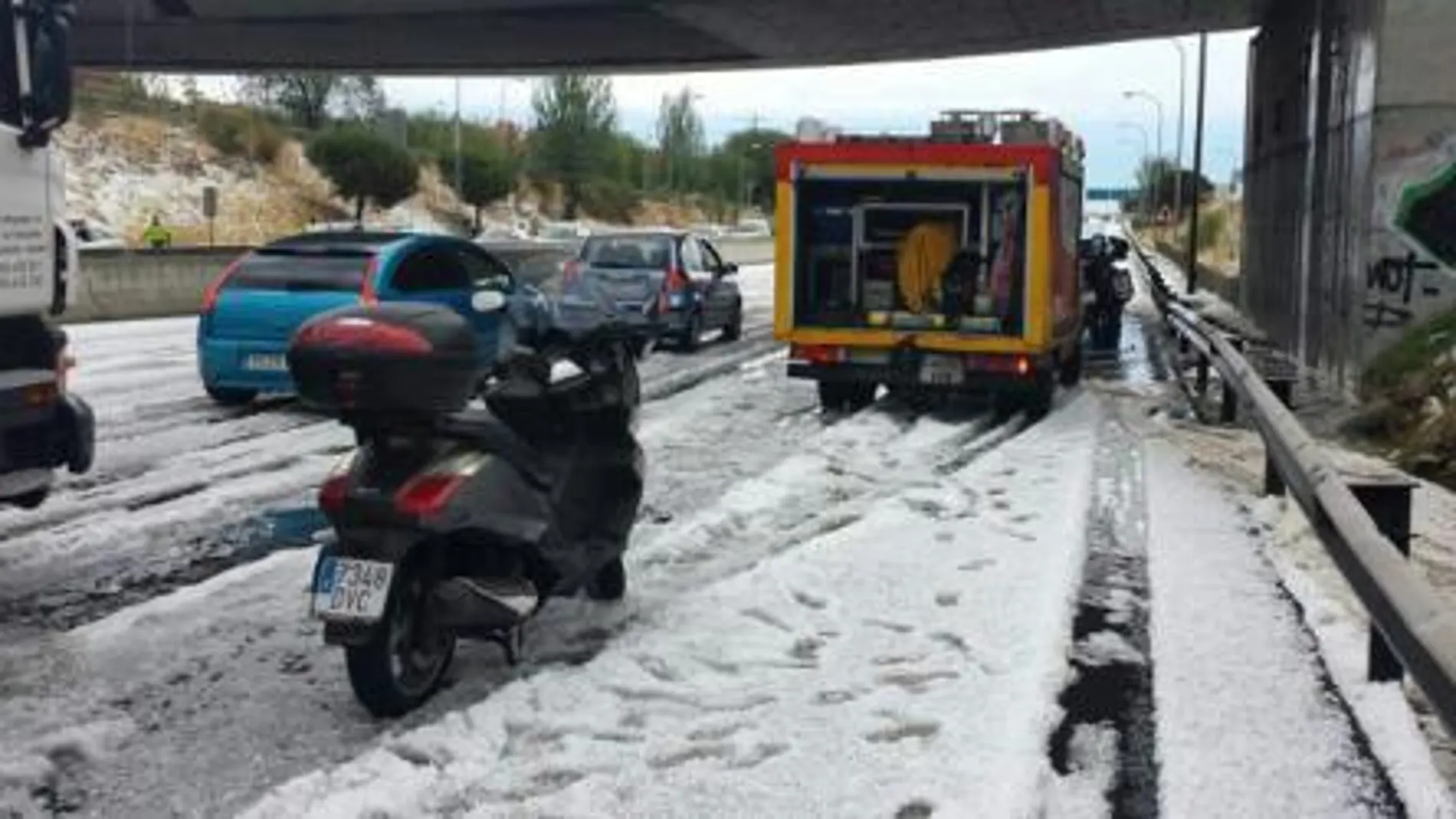 Fotografía facilitada por el Ayuntamiento de Madrid de trabajadores del SAMUR trabajando en la M-40 después de la intensa granizada que ha caído a primera hora de la tarde en varios distritos de la capital.