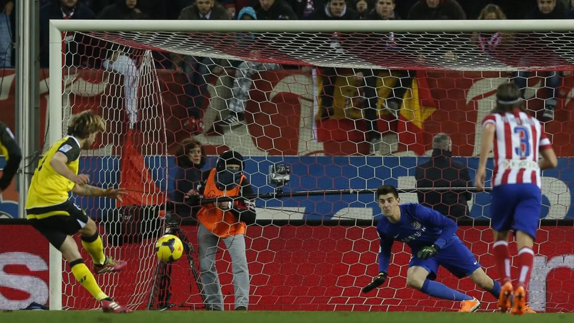 El jugador del Sevilla, Ivan Rakitic, transforma el penalti