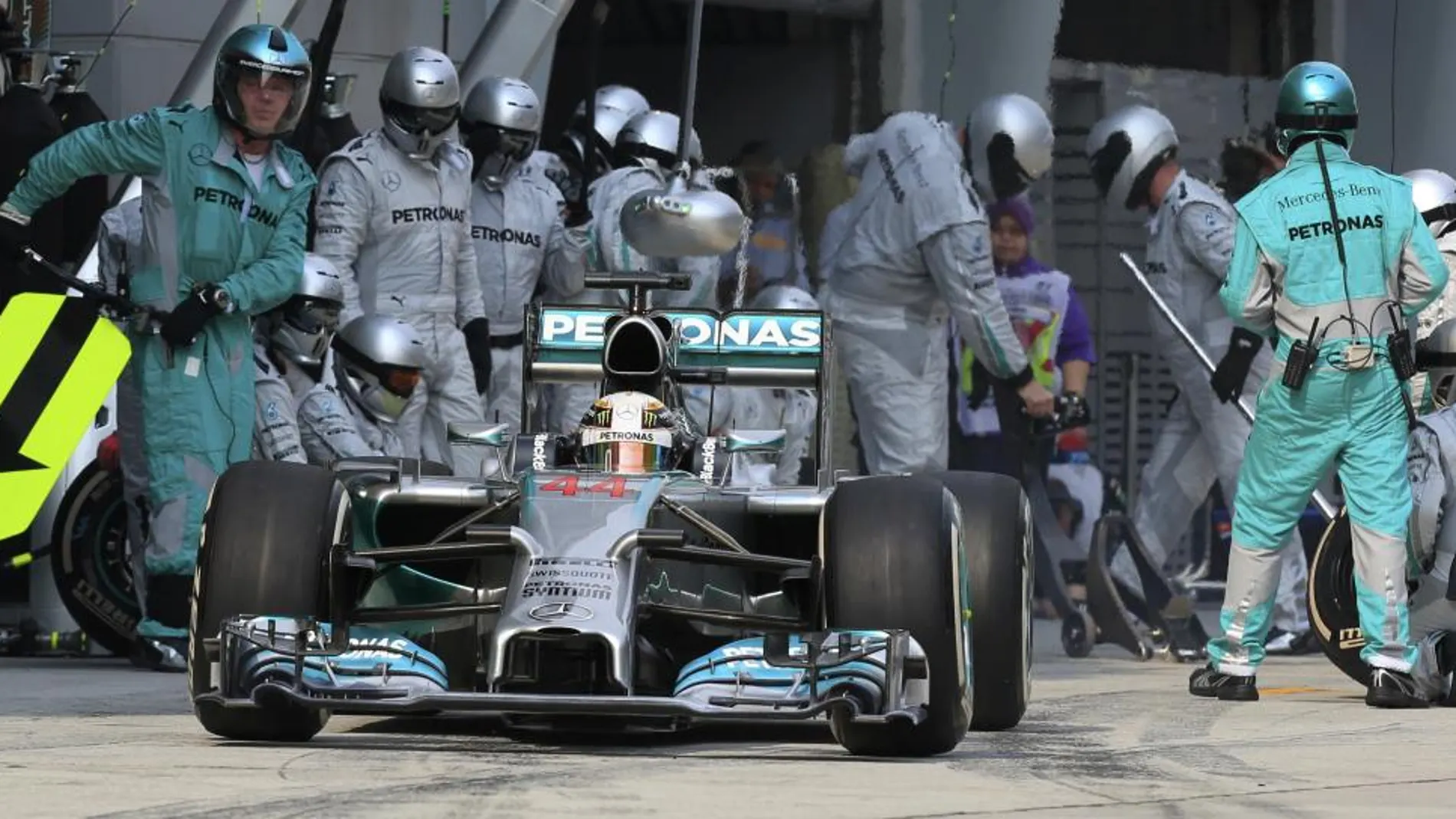 El británico Lewis Hamilton, en boxes.