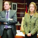 El consejero Antonio María Sáez Aguado, junto a la responsable de Recursos Humanos de Sacyl, Esperanza Vázquez