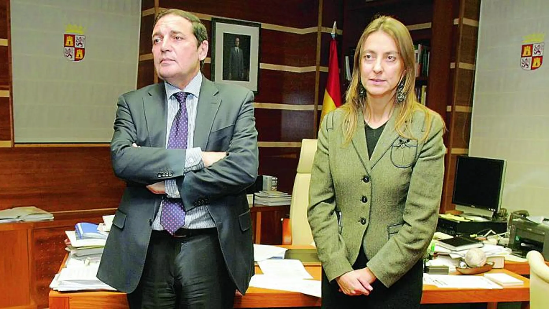 El consejero Antonio María Sáez Aguado, junto a la responsable de Recursos Humanos de Sacyl, Esperanza Vázquez