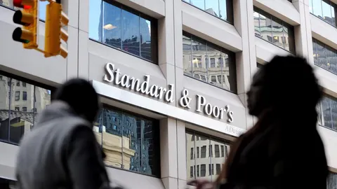 JLX02. NUEVA YORK (EEUU), 13/01/2012.- Fotografía del 8 de diciembre de 2011 que muestra la fachada de la agencia de medición de riesgo Standard & Poor's en Nueva York (EEUU). Standard & Poor's anunció hoy, viernes 13 de enero de 2012, la rebaja en un escalón de la calificación de la deuda de Francia, Austria, Malta, Eslovaquia y Eslovenia, y la degradación en dos escalones de la nota de Italia, España, Portugal y Chipre. EFE/JUSTIN LANE