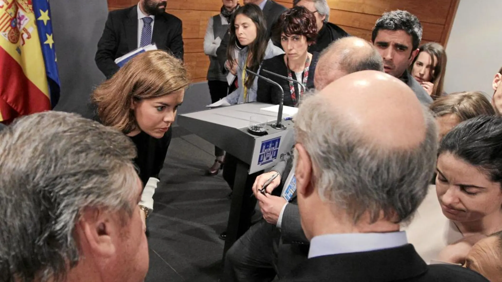 La vicepresidenta del Gobierno, Soraya Sáenz de Santamaría, con la Prensa tras la reunión del gabinete de crisis