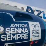 Avión "personalizado"de la aerolínea brasileña Azul en honor al piloto brasileño Ayrton Senna, tricampeón mundial de Fórmula Uno.