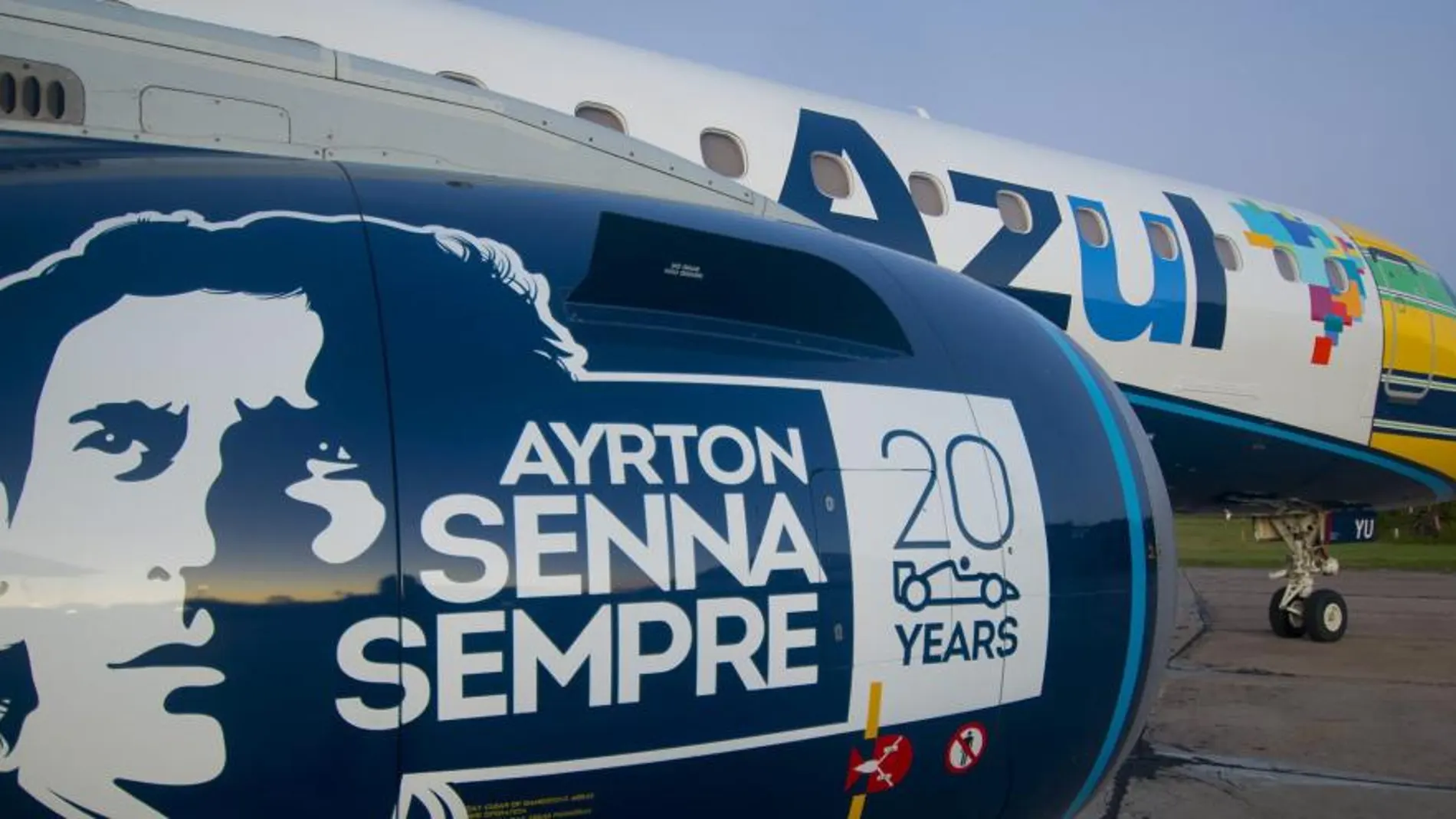 Avión "personalizado"de la aerolínea brasileña Azul en honor al piloto brasileño Ayrton Senna, tricampeón mundial de Fórmula Uno.