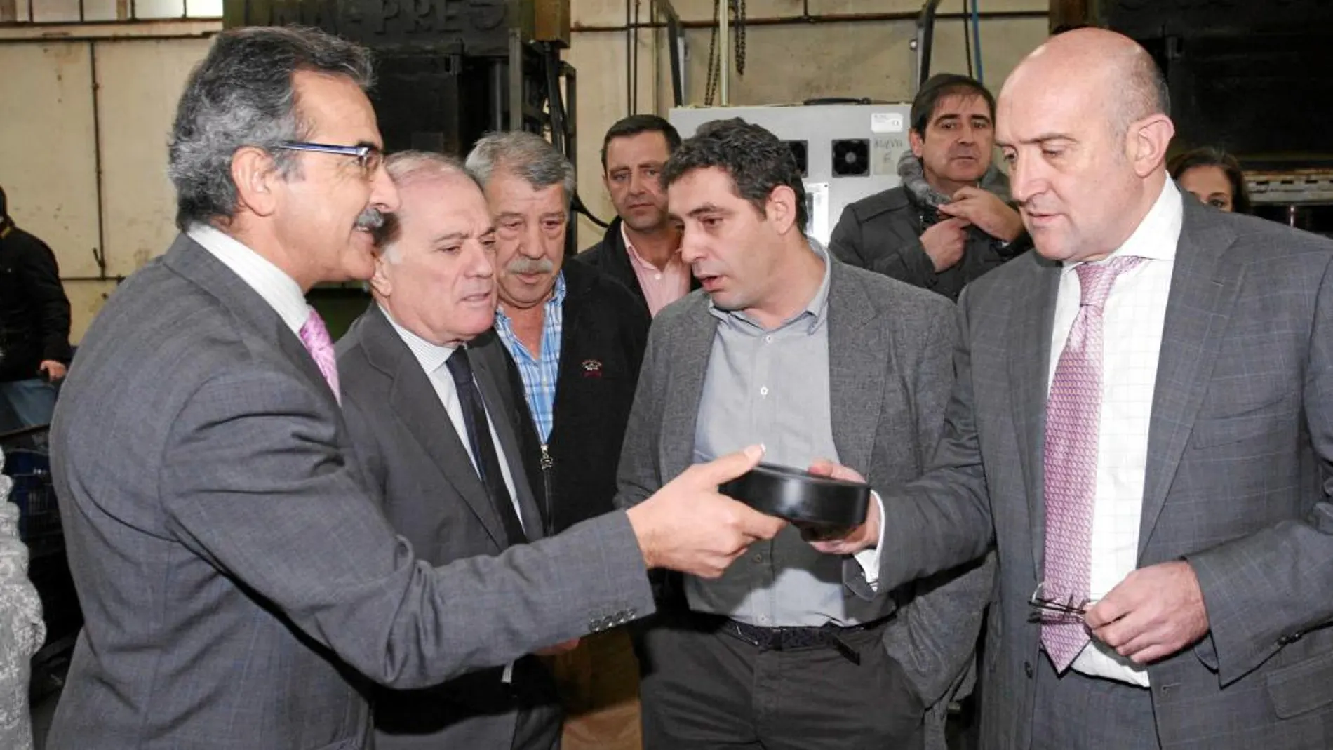 Alejandro García, Tomás Villanueva, Fernando Velasco y Jesús Julio Carnero, durante la visita