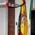  La alcaldesa comunista de Palomares se burla de la bandera de España