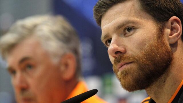Carlo Ancelotti y el centrocampista Xabi Alonso durante la rueda de prensa tras el entrenamiento de hoy.