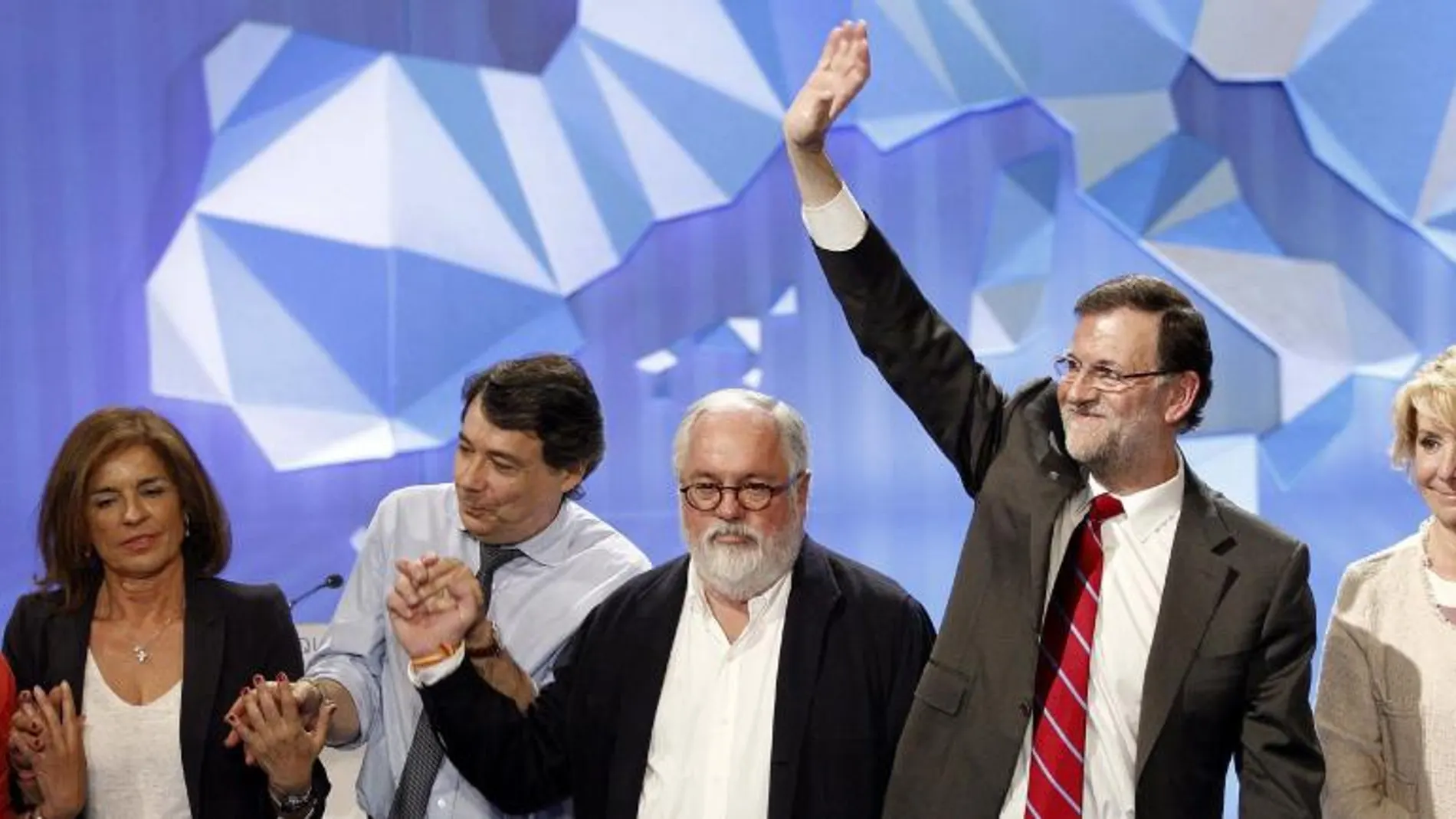 El presidente del Gobierno, Mariano Rajoy, el cabeza de lista del PP a las elecciones europeas, Miguel Arias Cañete, durante el mitin de cierre de la campaña