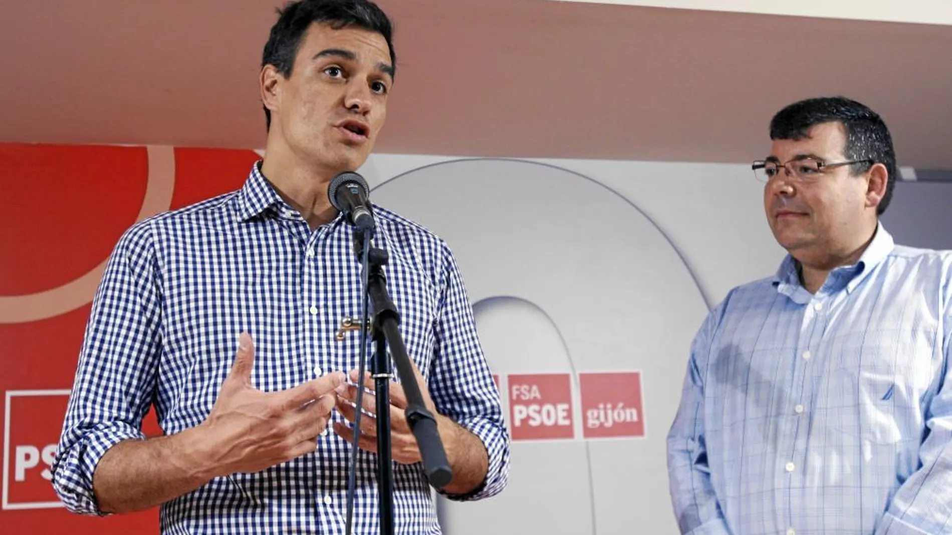 Pedro Sánchez durante su intervención en la sede de la Agrupación Socialista de Gijón