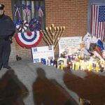 Un policía en la vigilia donde fallecieron los dos agentes neoyorquinos